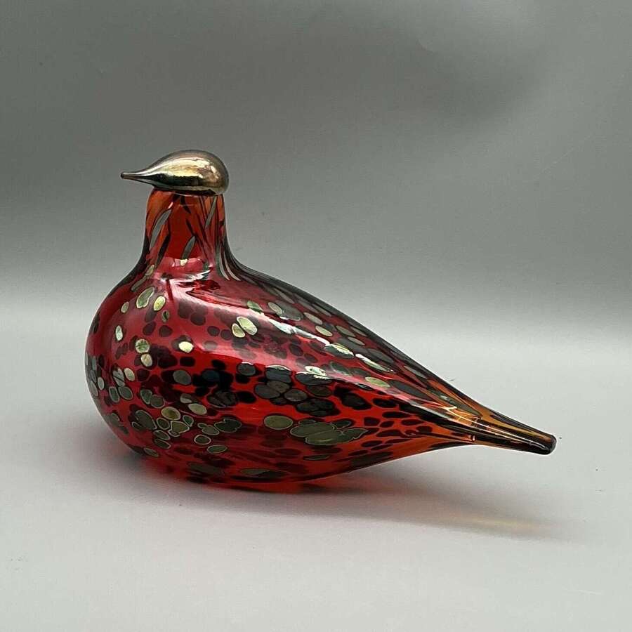 A beautiful art glass bird by Oiva Toikka for Iittala, Finland, depicting a resting grouse