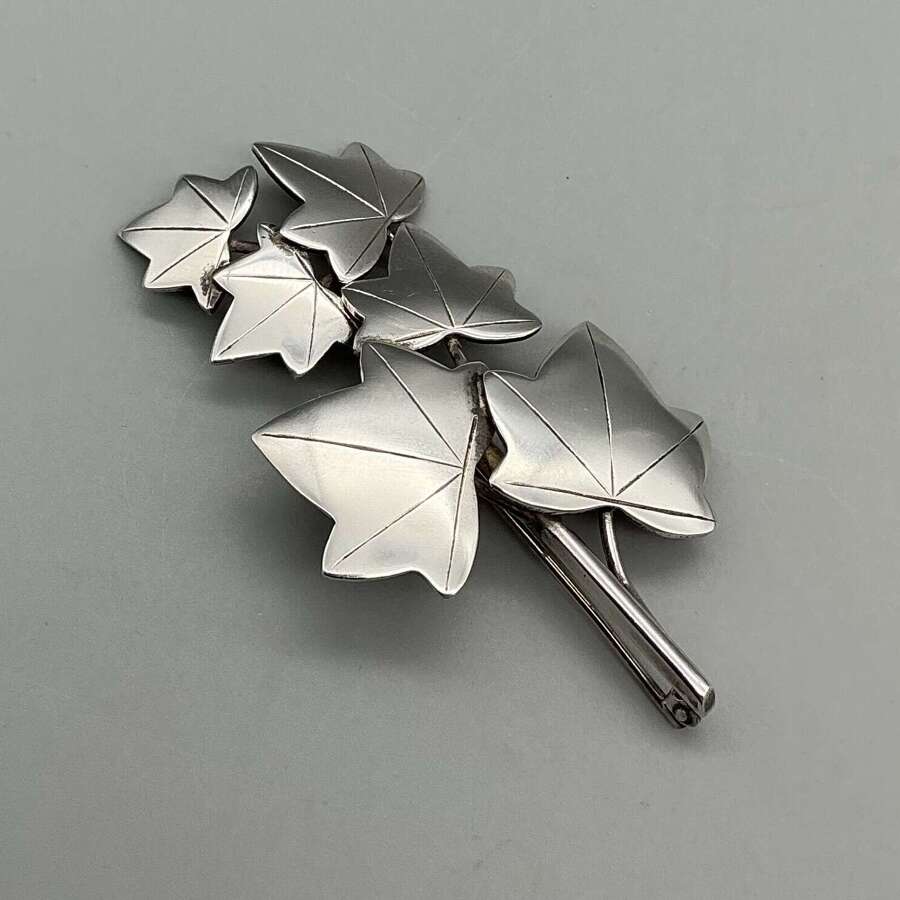 Vintage  Ivan Tarratt silver ivy brooch &ndash; 1960s